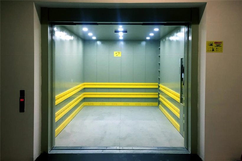Cargo freight elevator